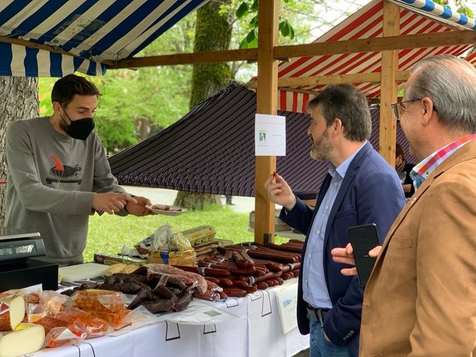 El diputado de Ciudadanos Luis Fanjul y José Ramón González en la 'Primera Flor de Grado'.