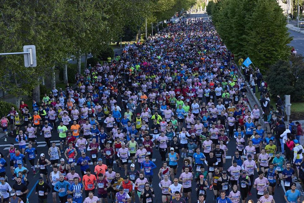 Varias personas corren durante la 44 edición del Rock n Roll Maratón de Madrid 2022, a 24 de abril de 2022, en Madrid (España).