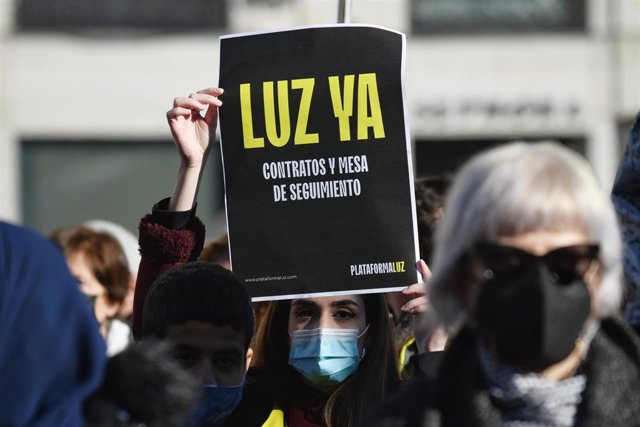 Archivo - Varias personas, con pancartas que rezan 'Luz Ya', se manifiestan para exigir contratos de luz para La Cañada Real, en la Puerta Del Sol, a 20 de febrero de 2022, en Madrid (España). 