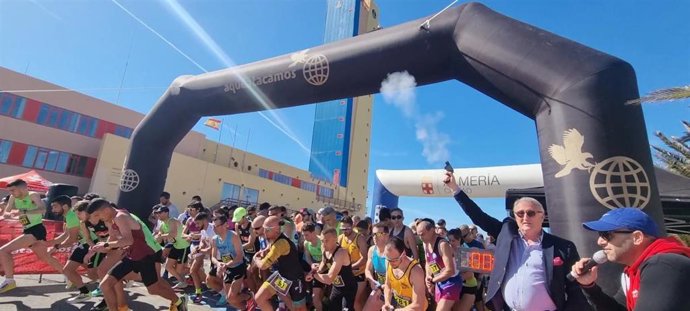 Pistoletazo de salidad de la carrera solidaria '10 Km del Puerto de Almería'