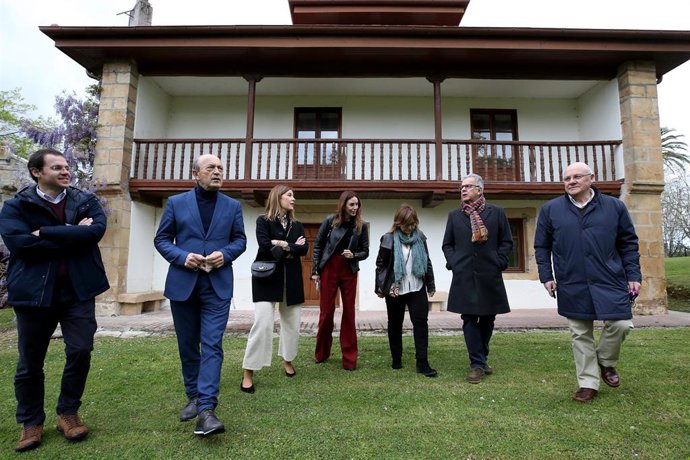 El consejero de Industria, Turismo, Innovación, Transporte y Comercio, Javier López Marcano, visita las obras de la Finca del Marqués de Valdecilla