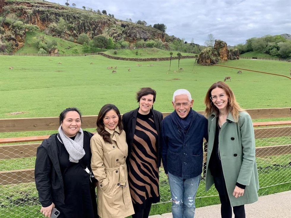 La directora general de Turismo, Marta Barca, recibe al equipo de la televisión filipina que graba estos días en Cantabria