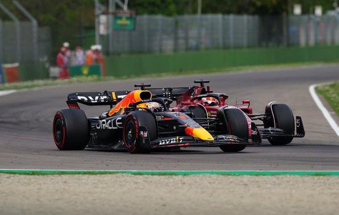 23 April 2022, Italy, Imola: Dutch F1 driver Max Verstappen of Oracle Red Bull (L) overtakes Monegasque F1 driver Charles Leclerc of team Ferrari during the sprint race of the Emilia Romagna Grand Prix race at the Autodromo Internazionale Enzo e Dino Fe