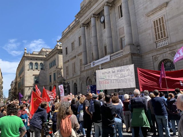 Manifestants en contra de la guerra a Ucraïna a la plaça Sant Jaume de Barcelona