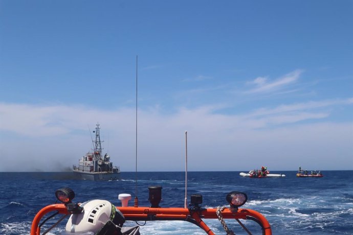 Una patrulllera de la Guardia Costera libia cerca de una operación de rescate de migrantes del buque humanitario 'Ocean Viking'
