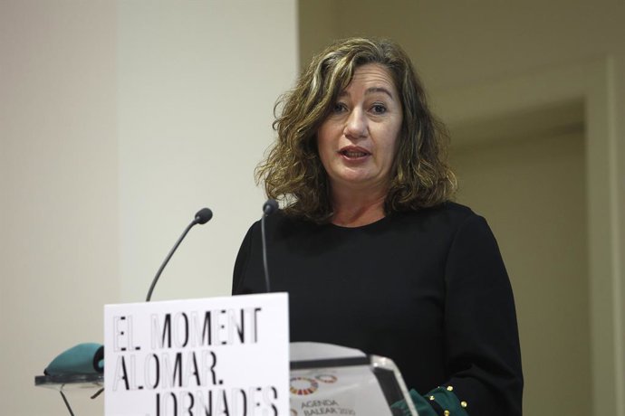Archivo - La presidenta del Govern, Francina Armengol, interviene en una reunión con representantes de entidades conservacionistas y de investigación, en la Autoridad Portuaria, a 24 de noviembre de 2021, en Palma de Mallorca, Baleares, (España).  Este 