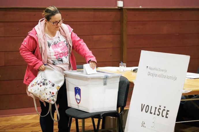 Una mujer vota en las elecciones parlamentarias en Eslovenia