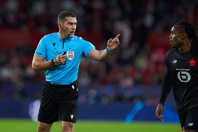 Archivo - Istvan Kovacs, referee of the match, gestures during the UEFA Champions League, Group G, football match played between Sevilla FC and Lille OSC at Ramon Sanchez-Pizjuan stadium on November 2, 2021, in Sevilla, Spain.