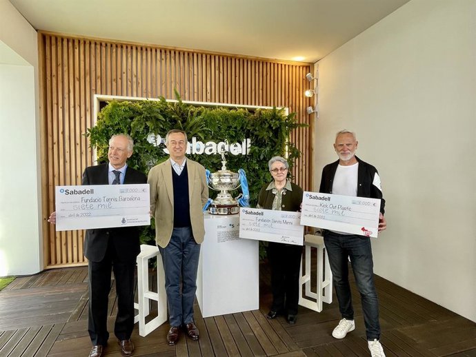 Banc Sabadell paga els 'aces' solidaris a tres entitats