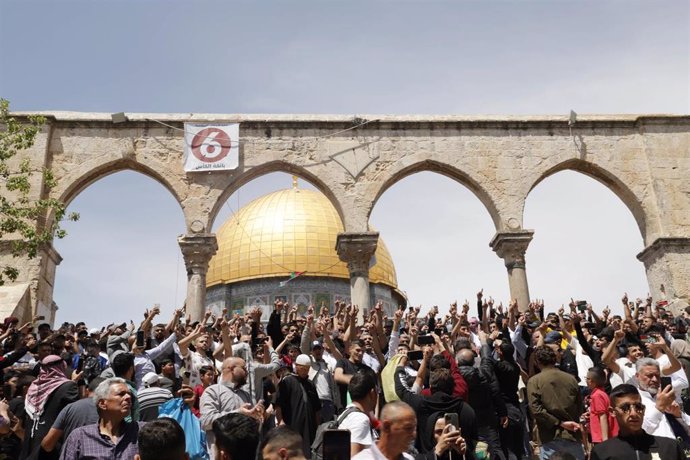 Palestinos en la Explanada de las Mezquitas en Jerusalén