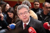 Mélenchon ve "una muy buena noticia" la derrota de Le Pen y cuestiona el apoyo a Macron
