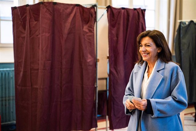 Anne Hidalgo vota en la segunda vuelta de las elecciones presidenciales