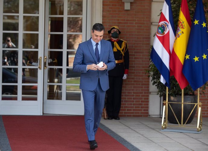 Pedro Sánchez recibe al presidente de Costa Rica