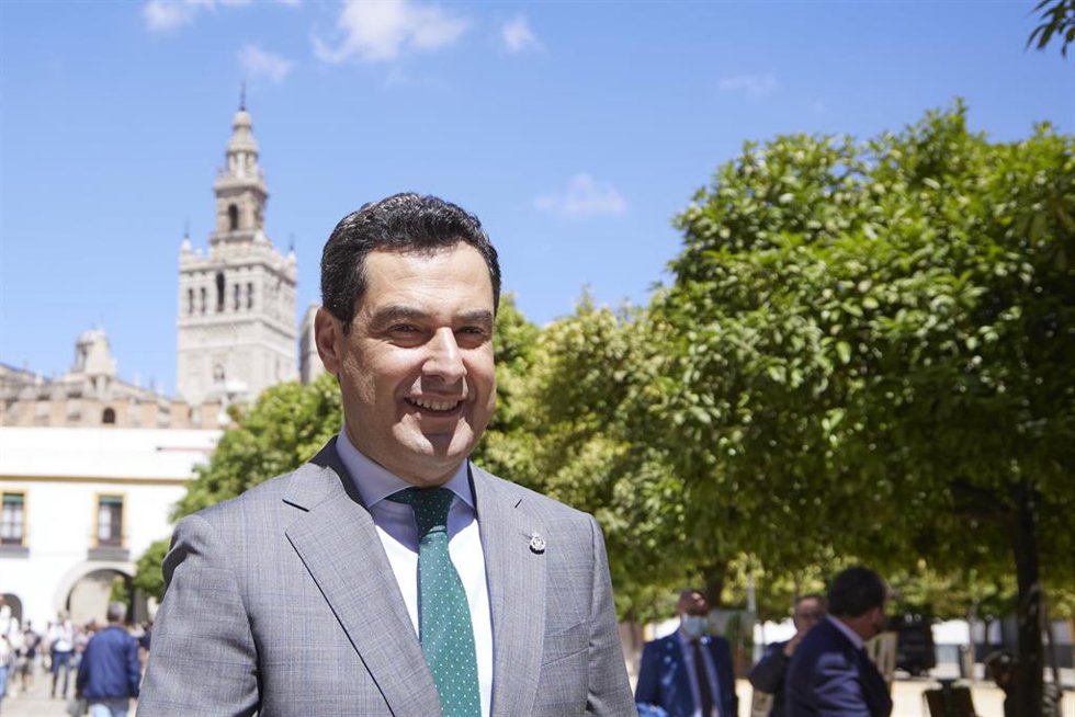 El presidente de la Junta de Andalucía, Juanma Moreno, llegando a la clausura el encuentro 'Tres décadas de Alta Velocidad Madrid-Sevilla: hito en la vertebración y la modernidad' en el Real Alcázar, a 21 de abril de 2022 en Sevilla (Andalucía, España)
