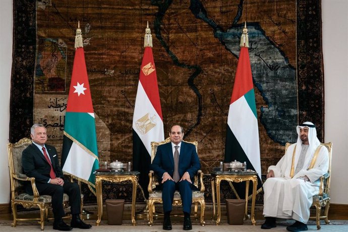 El rey Abdalá de Jordania, el presidente de Egipto, Abdelfatá al Sisi, y el príncipe heredero de Emiratos Árabes Unidos, Mohamed bin Zayed al Nahyan en El Cairo, Egipto