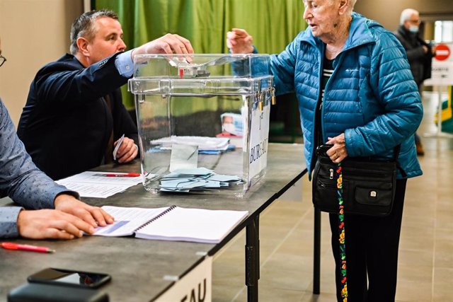 Una mujer deposita su voto en Cours-la-Ville, Francia