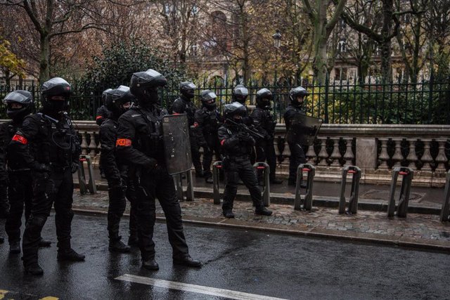 Archivo - Policía antidisturbios en París