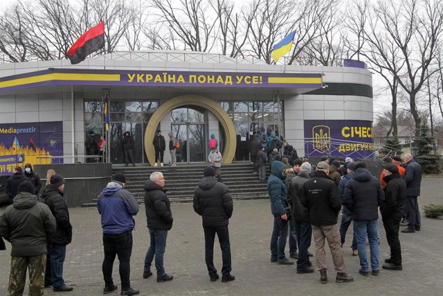 Archivo - Voluntarios forman una cola fuera del punto de voluntariado y movilización establecido en el edificio Media Space cerca de la Administración Estatal Regional de Dnipropetrovsk