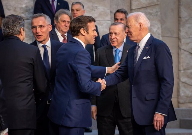 Archivo - El presidente francés, Emmanuel Macron, y el presidente de Estados Unidos, Joe Biden