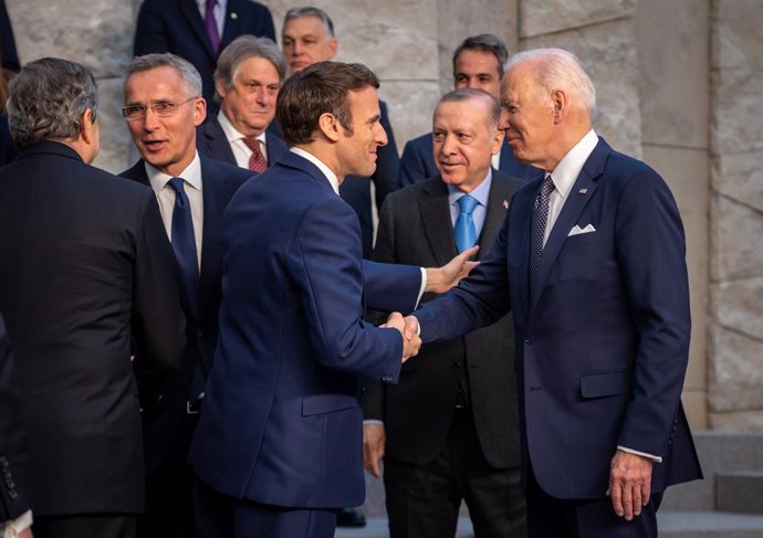 Archivo - 24 March 2022, Belgium, Brussels: US President Joe Biden (R) shakes hands with French President Emmanuel Macron (C) in presence of Turkish President Recep Tayyip Erdogan (2nd R) before the start of a special meeting of NATO Leaders to discuss 