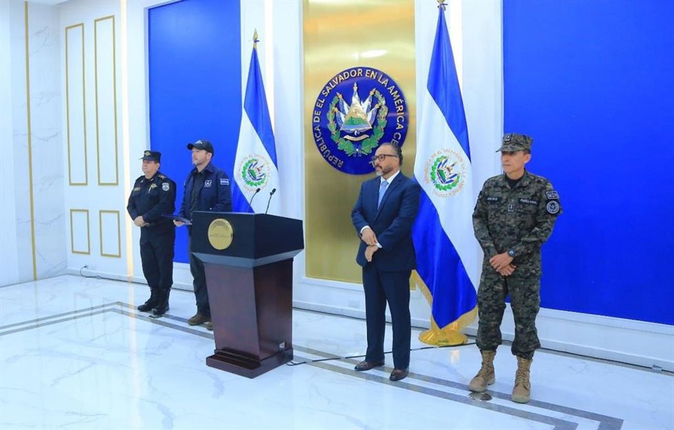 El ministro de Justicia y Seguridad Pública, Gustavo Villatoro; el ministro de la Defensa, René Francis Merino Monroy, y el director de la PNC, Mauricio Arriaza Chicas