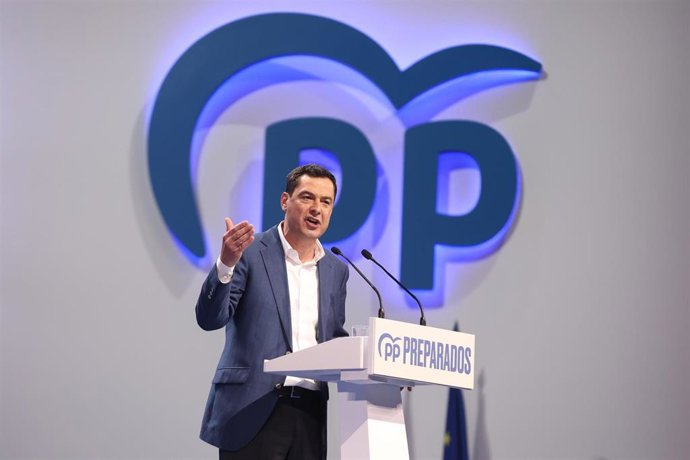 El presidente del PP en Andalucía y presidente de la Junta de Andalucía, Juanma Moreno en, el congreso del PP en el que Alberto Núñez Feijóo sale como nuevo presidente del partido. A 2 de abril de 2022, en Sevilla (Andalucía, España)