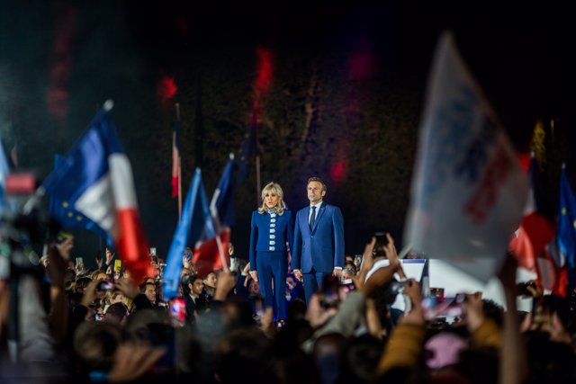 24 April 2022, France, Paris: French President Emmanuel Macron and his wife Brigitte celebrate with the people after Macron was re-elected as President of France at the Champ de Mars. Photo: Michael Bunel/Le Pictorium Agency via ZUMA/dpa
