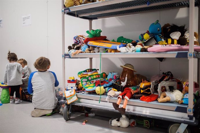 Un grupo de niños juegan con los juguetes de la Oficina de Atención puesta en marcha por el Gobierno regional para los refugiados ucranianos, en el Hospital público Enfermera Isabel Zendal, a 12 de abril de 2022, en Madrid (España). Los refugiados ucran