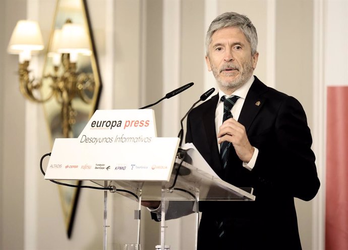 El ministro del Interior, Fernando Grande-Marlaska, interviene en un desayuno informativo de Europa Press, en el Hotel Rosewood Villa Magna, a 25 de abril de 2022, en Madrid (España).