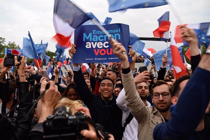 Seguidores de Emmanuel Macron en París