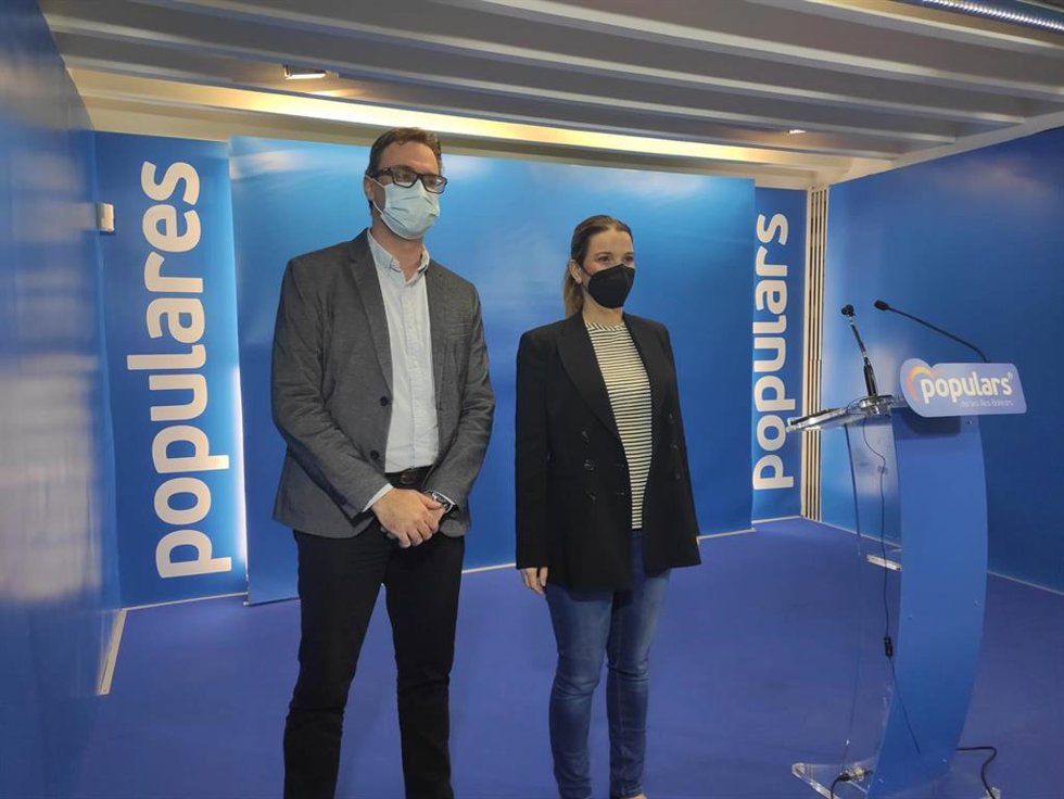 Archivo - El portavoz del Grupo Parlamentario Popular, Toni Costa, y la presidenta del PP balear, Marga Prohens, en la sede de la formación.