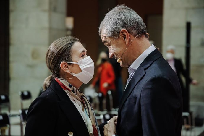 La consejera de Cultura, Turismo y Deporte, Marta Rivera de la Cruz y el director de la Oficina del Español, Toni Cantó.
