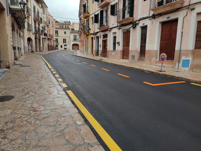 Archivo - Las calles Ramon Llull, Temple y Antoni Planas i Franch abiertas al tráfico tras las tareas de asfaltado.