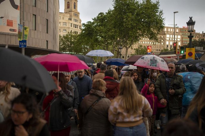 Varios ciudadanos durante la feria literaria de Sant Jordi, en el día Internacional del Libro, en Las Ramblas, a 23 de abril de 2022, en Barcelona, (España). Catalunya celebra Sant Jordi con el regreso de las paradas de libros y rosas sin restricciones 