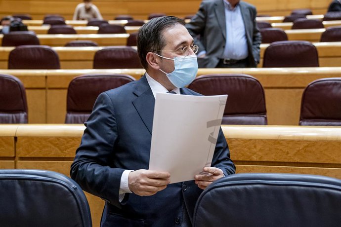 El ministro de Asuntos Exteriores, Unión Europea y Cooperación, José Manuel Albares, a su llegada a una sesión de control al Gobierno en el Senado, a 5 de abril de 2022, en Madrid (España). El PP ha centrado sus iniciativas en su petición de bajar los i