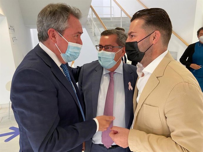 Archivo - De izquierda a derecha, el secretario general del PSOE-A, Juan Espadas; el secretario general del PSOE de Granada, José Entrena, y el alcalde de Maracena (Granada), Noel López.