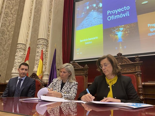 La presidenta de la Diputación de Palencia, Ángeles Armisén (derecha) y la directora territorial de CaixaBank en Castilla y León, Belén Martín, firman un acuerdo para dotar a Palencia de una oficina móvil.