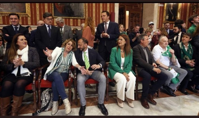 Imagen remitida por el PP en el Ayuntamiento de Sevilla para denunciar la "utilización política" de la recepción al Betis en el Ayuntamiento.