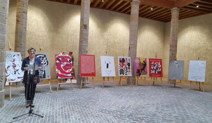 La Concejala De Cultura E Igualdad De Pamplona, María García-Barberena, Con Las 10 Obras Finalistas Del Concurso De Carteles De San Fermín 2022