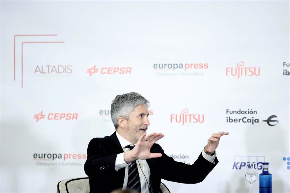 El ministro del Interior, Fernando Grande-Marlaska, interviene en un desayuno informativo de Europa Press, en el Hotel Rosewood Villa Magna, a 25 de abril de 2022, en Madrid (España).