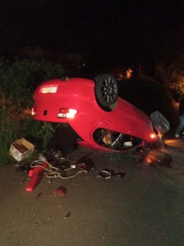 Vehículo volcado en un accidente en Cambre (A Coruña)