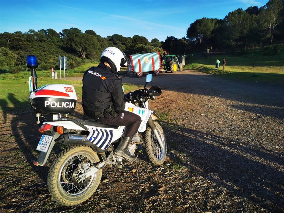 Una carroza pasa ante un agente de policía.