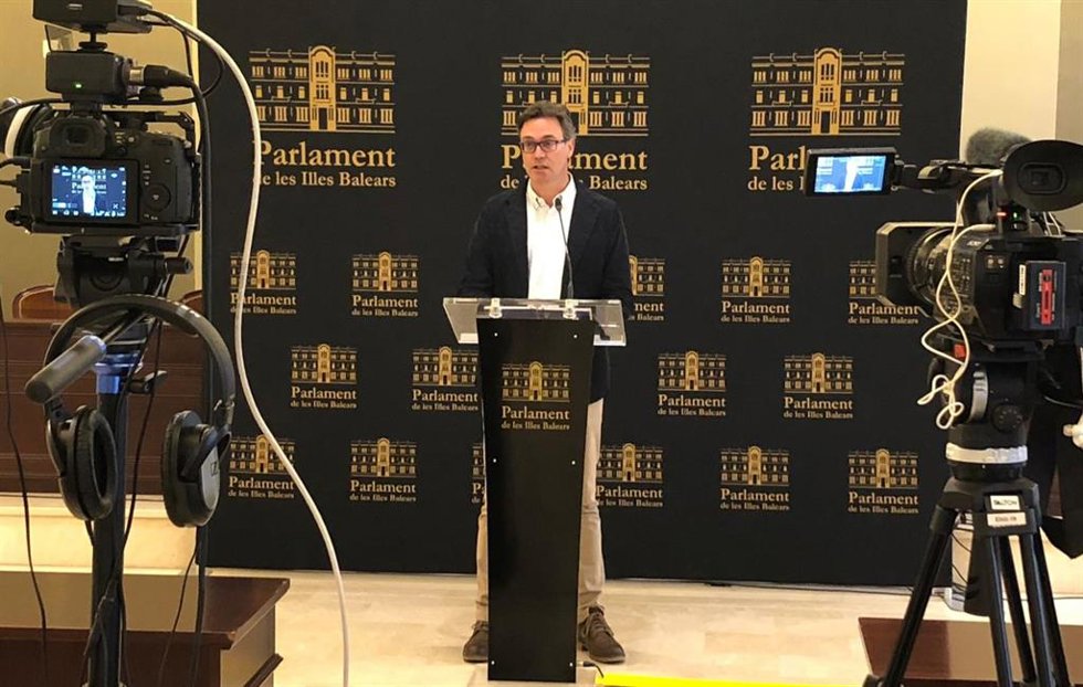 El portavoz del Grupo Parlamentario Popular, Toni Costa, antes de una rueda de prensa en la Cámara balear.
