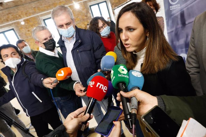 La secretaria general de Podemos y ministra de Derechos Sociales, Ione Belarra, en una atención a medios en una foto de archivo.