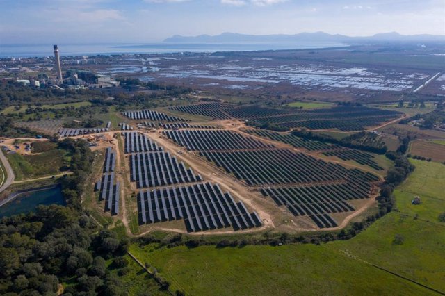 Archivo - Planta fotovoltaica de Endesa en Nou Biniatria, Alcúdia.