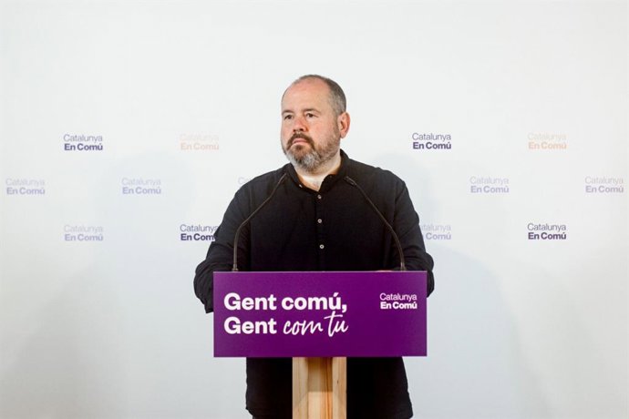 El portavoz de los comuns y diputado en el Congreso, Joan Mena, en rueda de prensa en la sede de ECP.