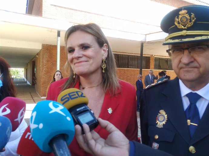 La delegada del Gobierno en Extremadura, Yolanda García Seco, atiende a los medios de comunicación en Cáceres