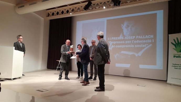 El presidente de Anafric, José Friguls, recibiendo el galardón