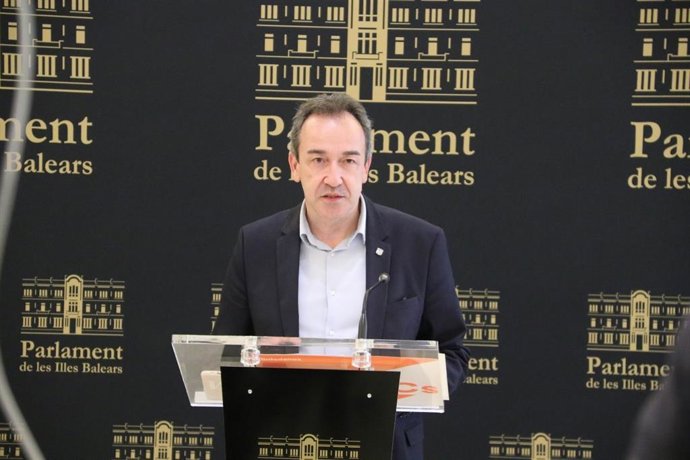El portavoz adjunto de Cs en el Parlament balear, Juanma Gómez, en una rueda de prensa.