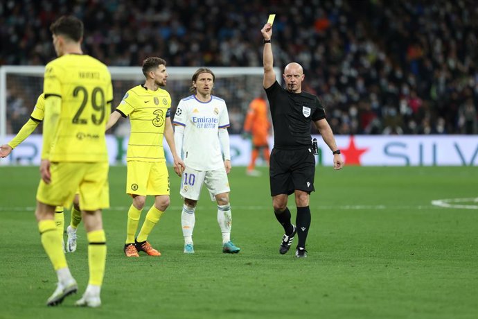 Szymon Marciniak, referee of the match, shows the wellow card to Kai Havertz of Chelsea during the UEFA Champions League Quarter Final Leg Two match between Real Madrid and Chelsea FC at Estadio Santiago Bernabeu on April 12, 2022 in Madrid, Spain